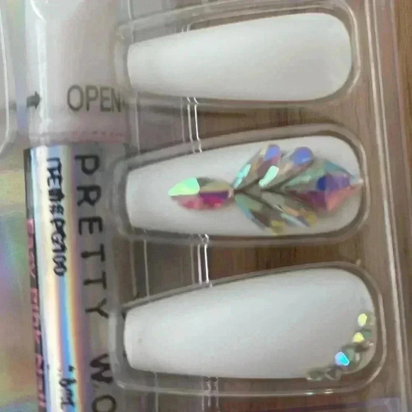 🆕 Pretty Woman Faux Nails White With Stones 🆕 - Picture 3 of 4